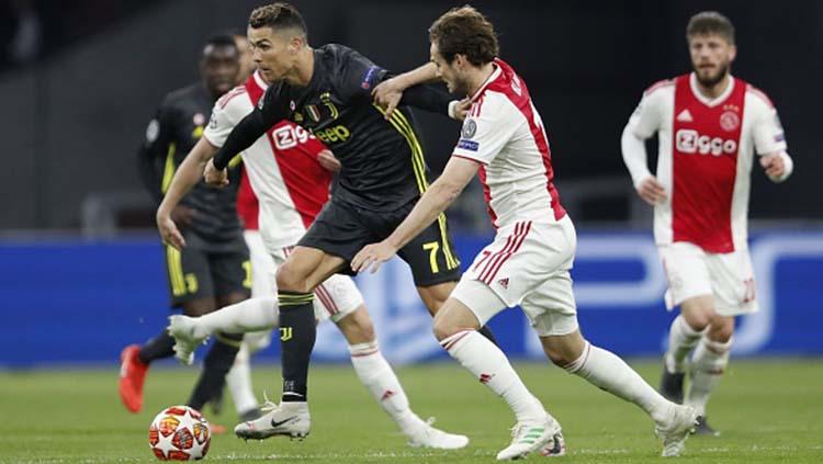 Pemain Juventus, Cristiano Ronaldo berusaha melewati hadangan pemain Ajax, Daley Blind di laga Ajax vs Juventus, (10/04/2019). Foto: VI Images via Getty Images
