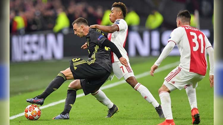 Pemain Juventus, Federico Bernardeschi berusaha melewati hadangan pemain Ajax di laga Ajax vs Juventus, (10-04-2019). Foto: VI Images via Getty Images