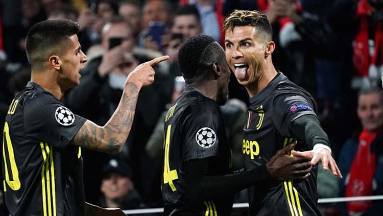 Selebrasi Cristiano Ronaldo usai membobol gawang Ajax pada babak 8 besar Liga Champions 2019, Kamis (11-04-19), di Amsterdam Arena. Foto: Koji Watanabe/Getty Images