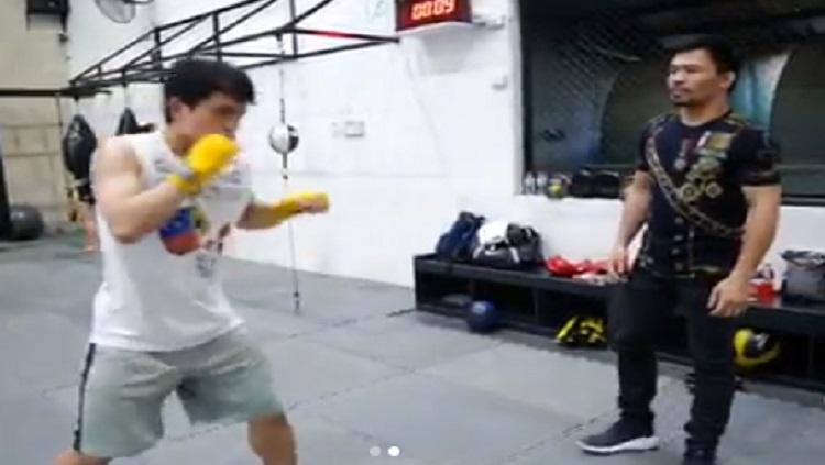 Manny Pacquiao ajarkan beberapa jurus tinju kepada sang anak.