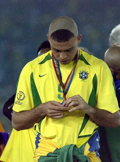 Ronaldo saat melihat medali juara Piala Dunia 2002 Copyright: Claudio Villa/INDOSPORT