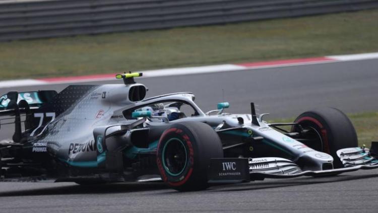 Pembalap Mercedes, Valtteri Bottas finis di urutan pertama di FP2 Grand Prix China, Jumat (12/04/19) - INDOSPORT