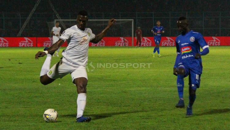 Striker Persebaya, Amido Balde (kiri putih) mendapat pengawalan dari pemain Arema FC, Makan Konate (Fitra Herdian/INDOSPORT). Copyright: Fitra Herdian/INDOSPORT