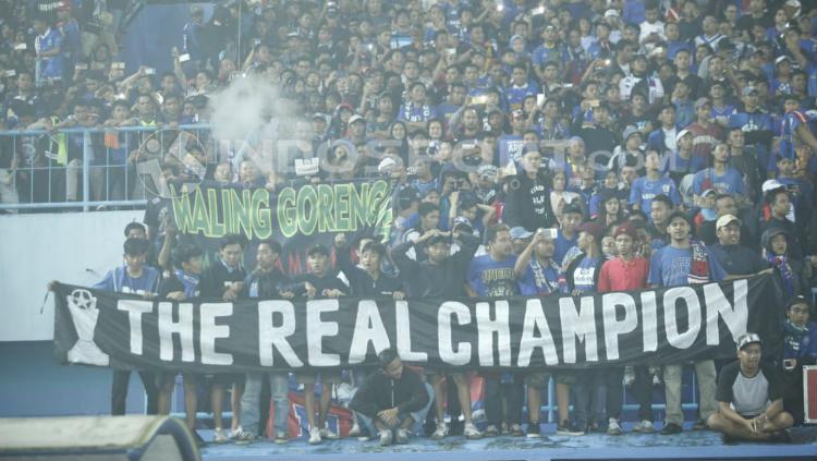 Aremania membentangkan spanduk di Stadion Kanjuruhan. Herry Ibrahim/INDOSPORT