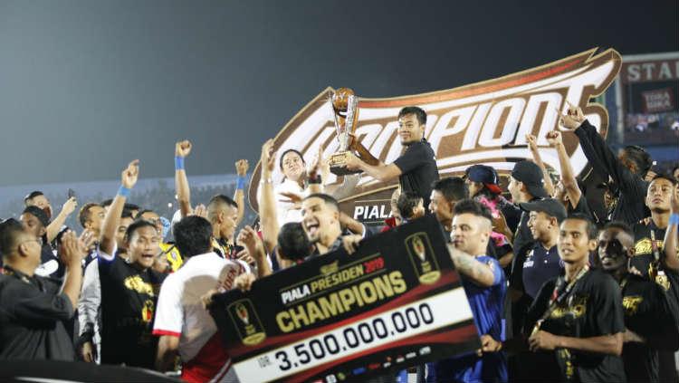 Arema FC saat merima trofi juara Piala Presiden 2019.