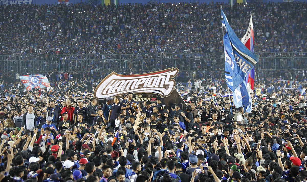 Suasana penyerahan trophy Piala Presiden 2019 untuk Arema FC di stadion Kanjuruhan, Jumat (12/04/19). Foto: Herry Ibrahim/INDOSPORT Copyright: Herry Ibrahim/INDOSPORT