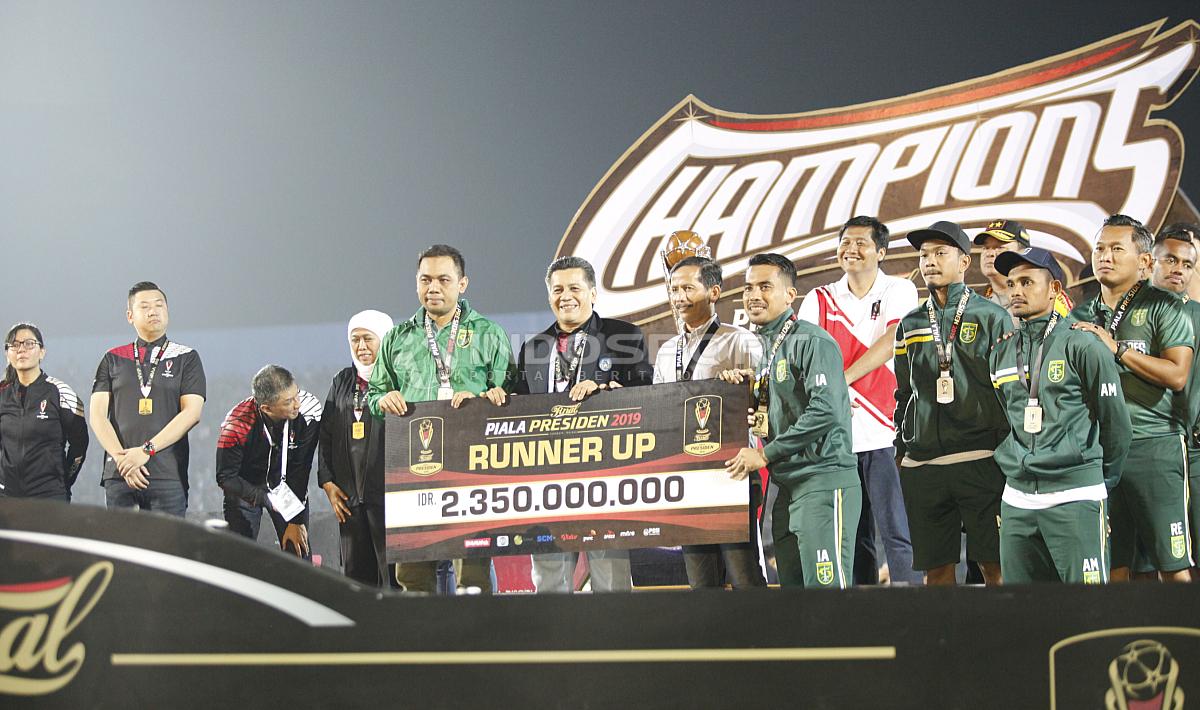 Penyerahan hadiah runner up Piala Presiden 2019 kepada Persebaya Surabaya di stadion Kanjuruhan, Jumat (12/04/19). Foto: Herry Ibrahim/INDOSPORT