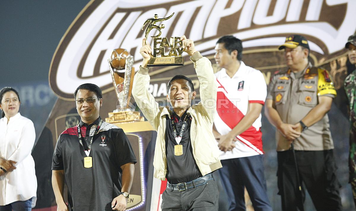 Ferry Paulus mewakili persija mengangkat trophy sebagai tim fair play di Piala Presiden 2018 di stadion Kanjuruhan, Jumat (12/04/19). Foto: Herry Ibrahim/INDOSPORT