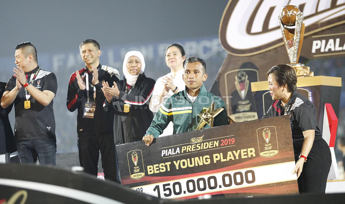 Pemain Persebaya, Irfan Jaya terpilih sebagai pemain muda terbaik Piala Presiden 2019 usai laga final di stadion Kanjuruhan, Jumat (12/4/19). Foto: Herry Ibrahim/INDOSPORT