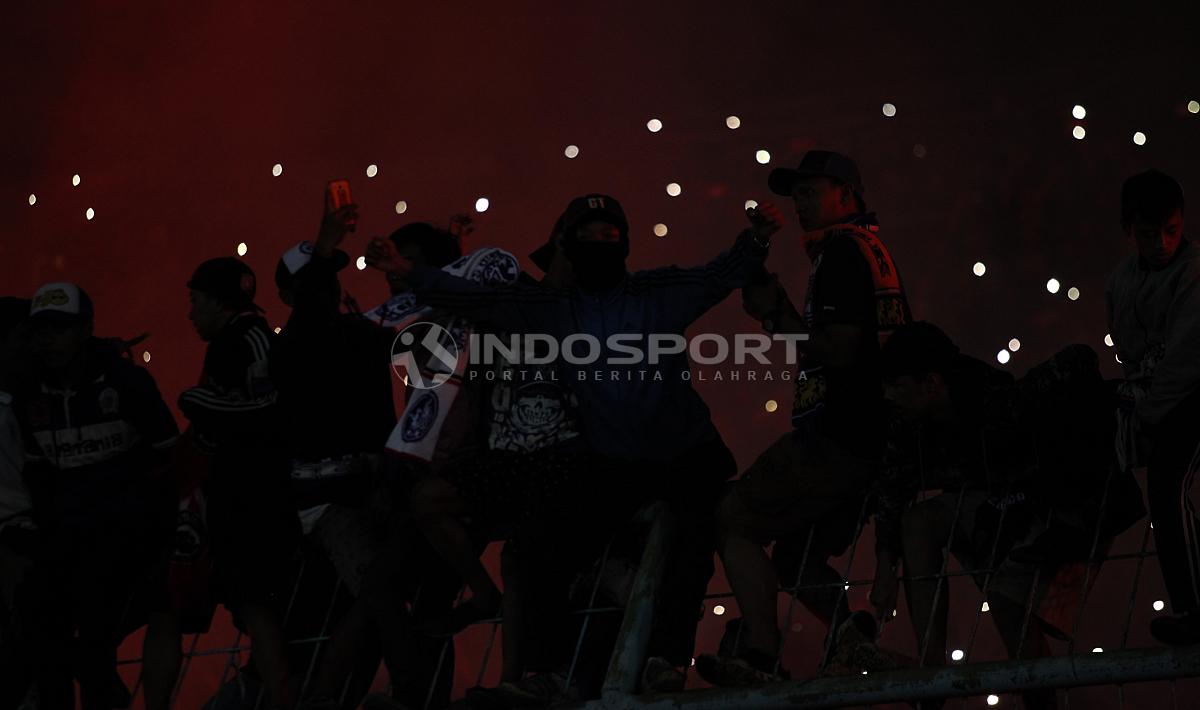 Aksi Aremania usai tim kesayangannya menjuarai Piala Presiden 2019 di stadion Kanjuruhan, Jumat (12/04/19). Foto: Herry Ibrahim/INDOSPORT