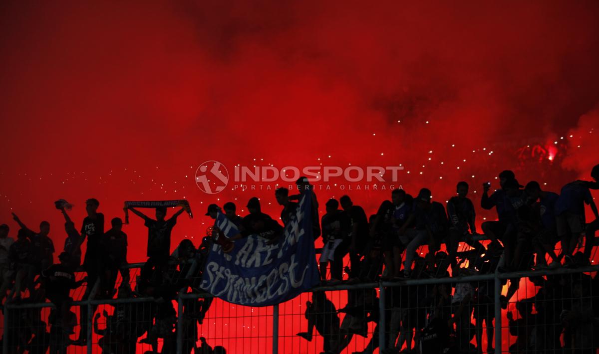 Aksi Aremania usai tim kesayangannya menjuarai Piala Presiden 2019 di stadion Kanjuruhan, Jumat (12/04/19). Foto: Herry Ibrahim/INDOSPORT