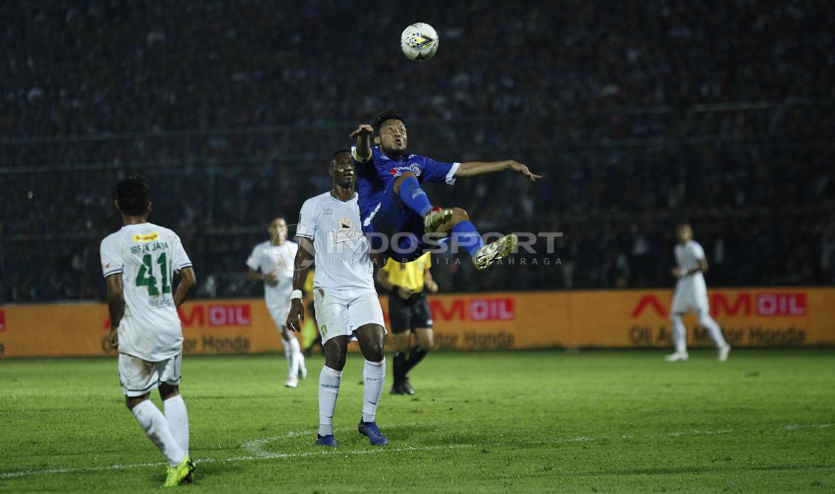 Aksi salto Hamka Hamzah pada final Piala Presiden 2019 di stadion Kanjuruhan, Jumat (12/4/19). Foto: Herry Ibrahim/INDOSPORT