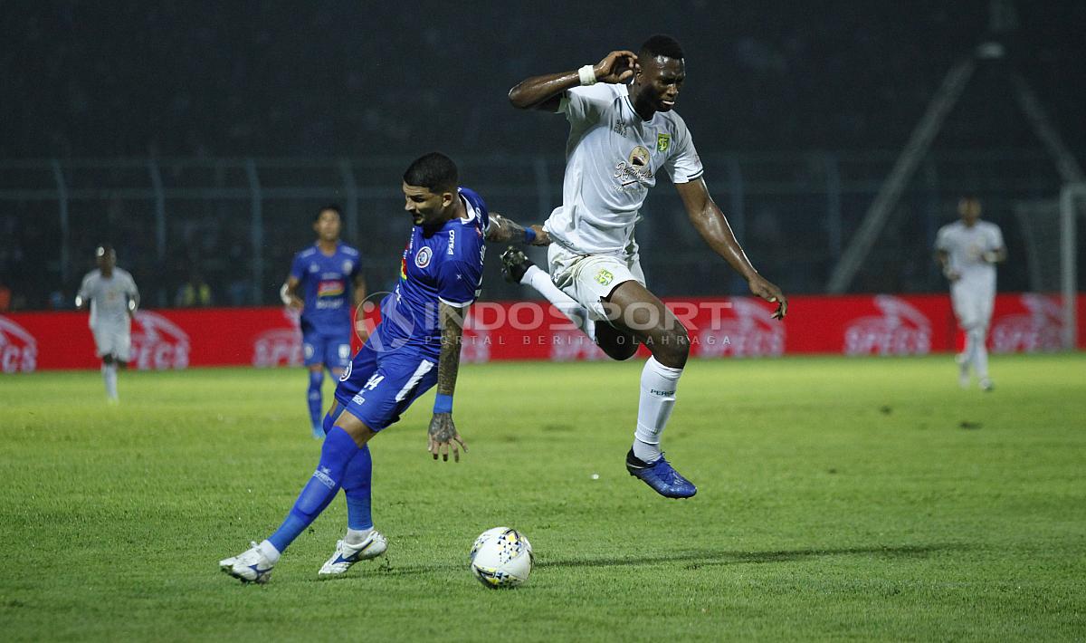 Duel antara Amido Balde (kanan) dengan bek Arema FC, Arthur Cunha pada final Piala Presiden 2019 di stadion Kanjuruhan, Jumat (12/04/19). Foto: Herry ibrahim/INDOSPORT Copyright: Herry Ibrahim/INDOSPORT