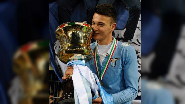Mika Rokavec memegang trofi juara bersama Lazio Copyright: https://www.instagram.com/mikarokavec/