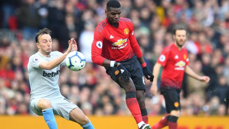 Paul Pogba dibayangi oleh Mark Noble Copyright: Michael Regan/Getty Images