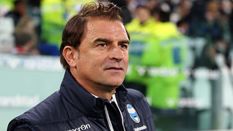 Leonardo Semplici, pelatih SPAL saat melihat permainan anak asuhnya dari pinggir lapangan. Copyright: Marco Canoniero/GETTYIMAGES