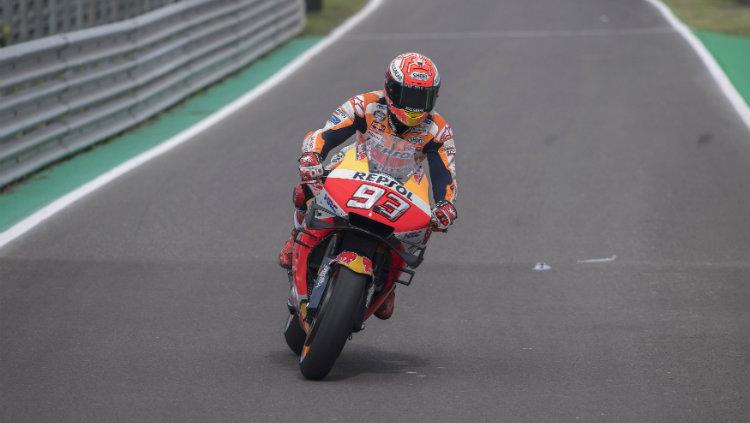 Pembalap Honda, Marquez berada di lintasan menuju pit stop (Mirco Lazzari gp/Getty Images). - INDOSPORT