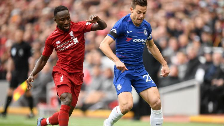 Azpilicueta menjauhkan bola dari jangkauan Naby Keita. Copyright: Michael Regan/Getty Images