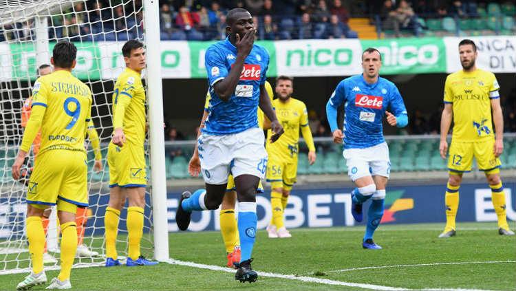 Kalidou Koulibaly cetak gol ke gawang Chievo di lanjutan Serie A Italia, Minggu (14/04/19), di Stadion Marcantonio Bentegodi. - INDOSPORT