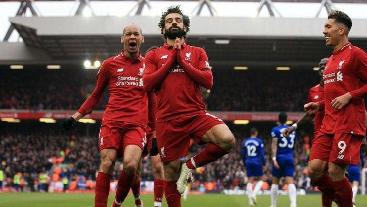 Selebrasi yoga Mohamed Salah usai cetak gol ke gawang Chelsea, Minggu (14/04/19), di Anfield. - INDOSPORT