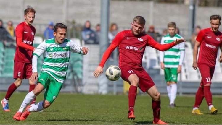 Pemain Lechia II Gdańsk Egy Maulana Vikri (kiri) mencoba merebut bola dari pemain Wikęd Luzino pada laga Lechia II Gdańsk vs Wikęd Luzino. Foto: lechia.net - INDOSPORT