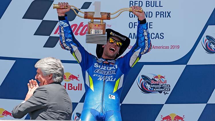 Alex Rins rayakan berakhirnya puasa kemenangan tim Suzuki usai finish terdepan di Motogp Amerika, Senin (15/04/19). Foto: Chris Covatta/Getty Images