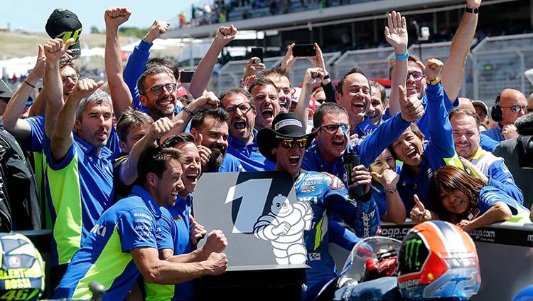 Selebrasi Alex Rins dan tim Suzuki di MotoGP Amerika, Senin (15/04/19). Foto: Chris Covatta/Getty Images
