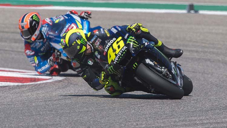 Valentino Rossi (depan) dan Alex Rins bersaing ketat untuk merebut podium tertinggi Motogp Amerika, Senin (15/04/19). Foto: Mirco Lazzari gp/Bongarts/Getty Images