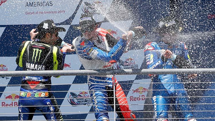 Valentino Rossi, Alex Rins, dan Jack Miller selebrasi di podium MotoGP Amerika, Senin (15/04/19). Foto: Chris Covatta/Getty Images