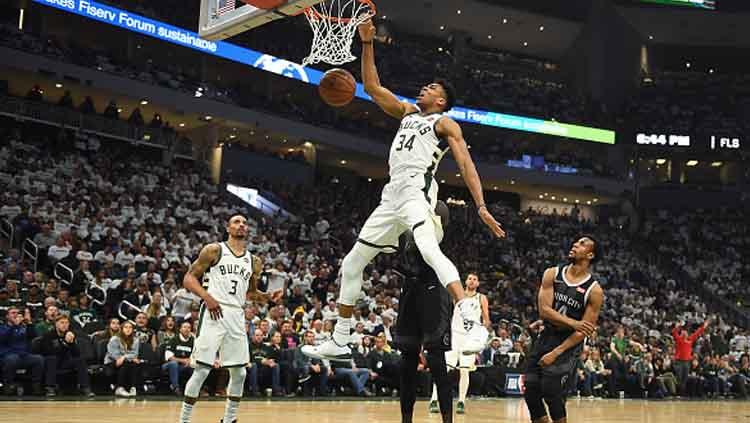 Milwaukee Bucks berhasil lolos ke NBA Playoffs sehingga sang pelatih, Mike Budenholzer, sibuk mempersiapkan timnya. - INDOSPORT