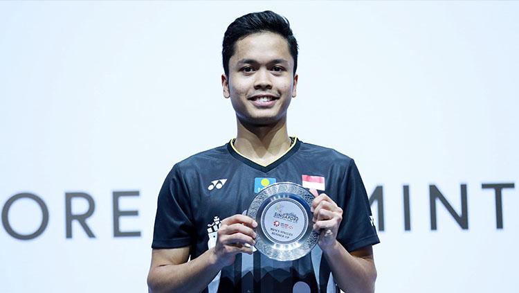 Anthony Sinisuka Ginting menjadi runner up di Singapore Open 2019 usai kalah dari Kento Momota, Minggu (14/04/19). Copyright: PBSI