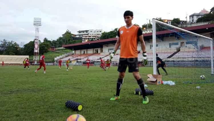 Kiper Persidago Gorontalo, Mario Fabio Londok yang didatangkan oleh tim Persipura Jayapura untuk menjalani trial Copyright: Sudjarwo/INDOSPORT