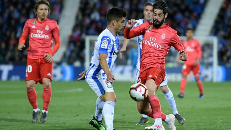 Isco merebut bola dari pemain Leganes.