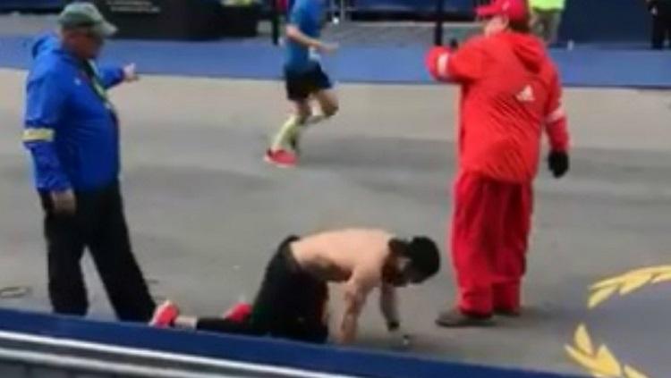 Mantan marinir Amerika yang ikut berlari sampai merangkak hingga garis finis di lomba Boston Marathon, Senin (15/04/19)