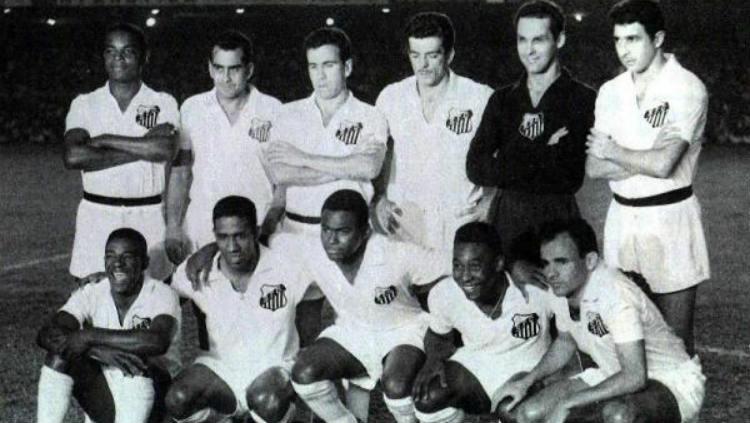 Skuat Santos saat juara Copa Libertadores 1962 (atas-bawah, kiri-bawah: Lima, Zito, Dalmo, Calvet, Gilmar and Mauro. Bended: Dorval, Mengálvio, Coutinho, Pelé and Pepe). Copyright: pesstatsdatabase.com