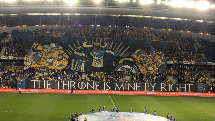 Banner Game of Thrones di laga Maccabi Tel Aviv vs Hapoel Beâer Sheva.