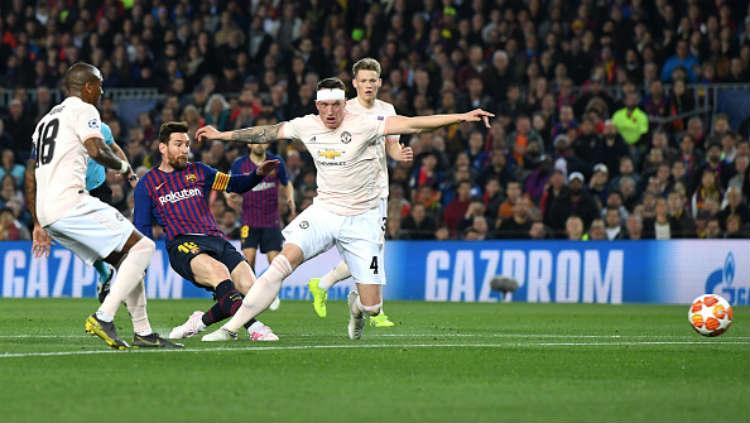 Lionel Messi saat melakukan tendangan dan dihalangi dua pemain Manchester United.