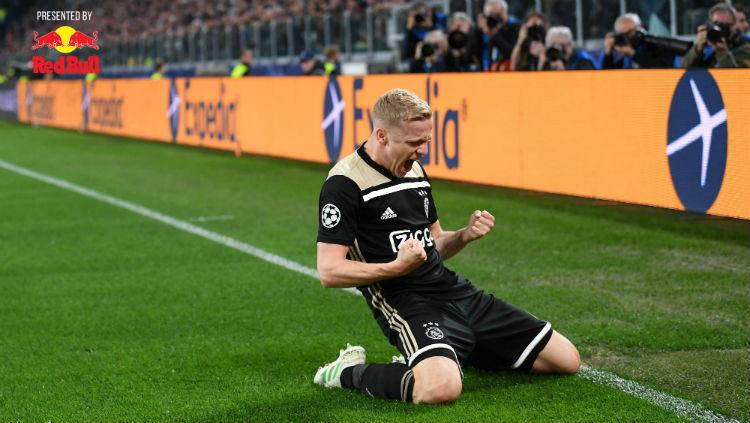 Ronald de Boer yakin jika Manchester United mampu mengalahkan Real Madrid dalam perburuan untuk mendapatkan bintang muda Belanda, Donny van de Beek. - INDOSPORT