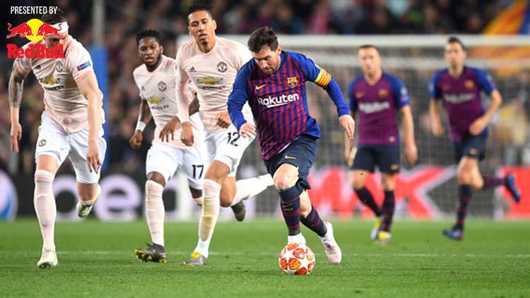 Lionel Messi saat membawa bola dan dikejar para pemain Manchester United.