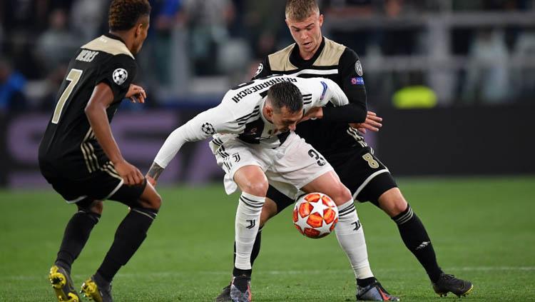 Moment ketika Pemain Juventus, Federico Bernardeschi (tengah) dihalau oleh Pemain ajax.