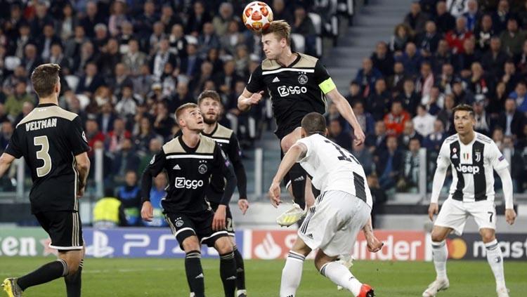 Moment ketika Daley Sinkgraven Menghalau bola agar menjauh dari gawang Ajax. Copyright: Photo by VI Images,Getty Image