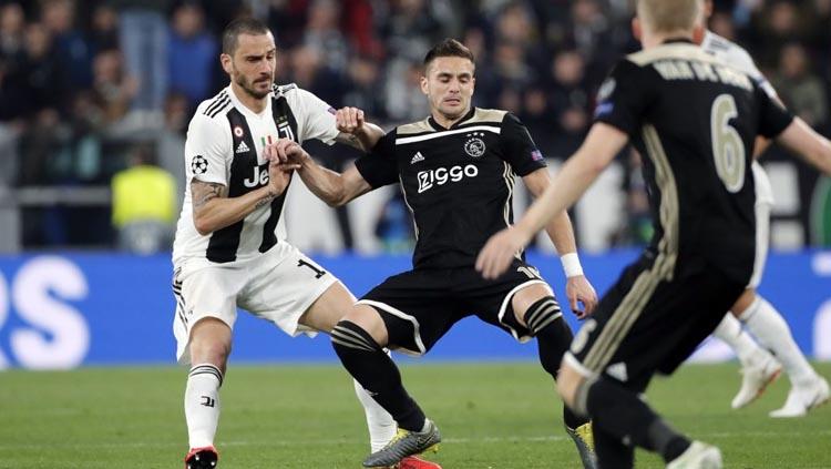 Leonardo Bonucci saat sedang berusaha menghentikan pemain Ajax.