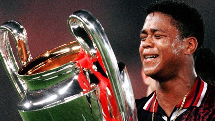 Moment ketika Patrick Kluivert nangis. Copyright: fourfourtwo