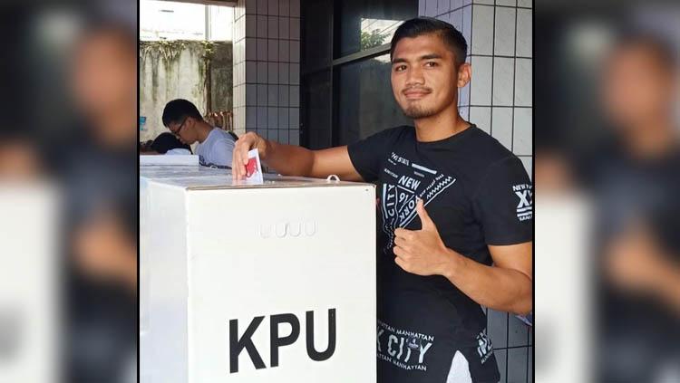 Kedua Persipura Jayapura, Fitrul Dwi Rustapa saat menyalurkan hak suaranya