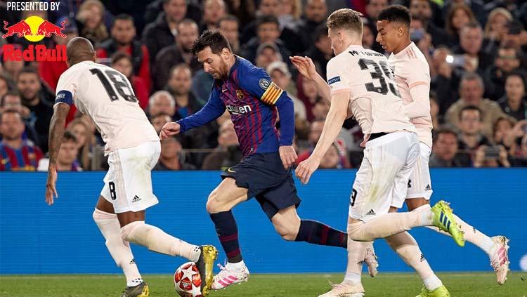 Lieonel messi saat di kejar 3 orang pemain Manchester United.