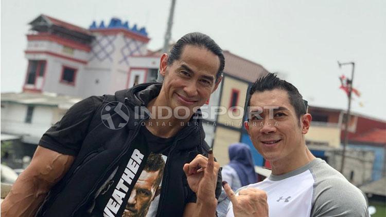 Ade Rai saat menunjukkan ja