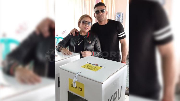 Cristian Gonzales saat mencoblos di Pemilu 2019 bersama sang istri, Eva Gonzales, Rabu (17/04/19) - INDOSPORT