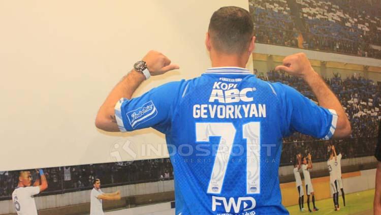 Pemain anyar Persib Bandung, Artur Gevorkyan saat diperkenalkan manajemen Persib di Graha Persib, Jalan Sulanjana, Kota Bandung, Kamis (18/04/2019). Arif Rahman/INDOSPORT
