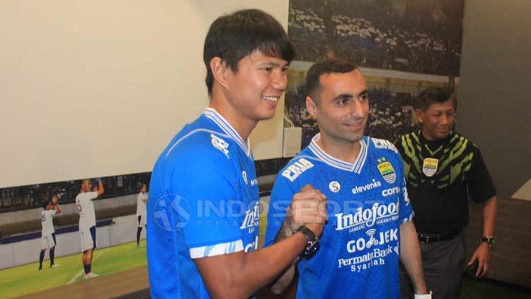 Pemain anyar Persib Bandung, Artur Gevorkyan dan Achmad Jufrianto saat diperkenalkan manajemen Persib di Graha Persib, Jalan Sulanjana, Kota Bandung, Kamis (18/04/2019). Arif Rahman/INDOSPORT