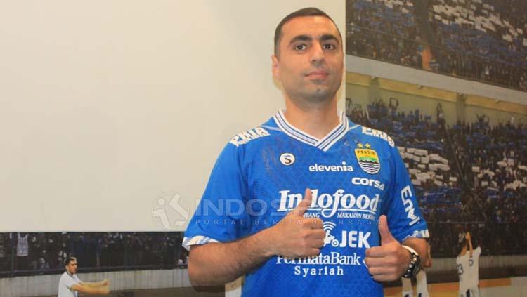 Pemain anyar Persib Bandung, Artur Gevorkyan saat diperkenalkan manajemen Persib di Graha Persib, Jalan Sulanjana, Kota Bandung, Kamis (18/04/2019). Arif Rahman/INDOSPORT